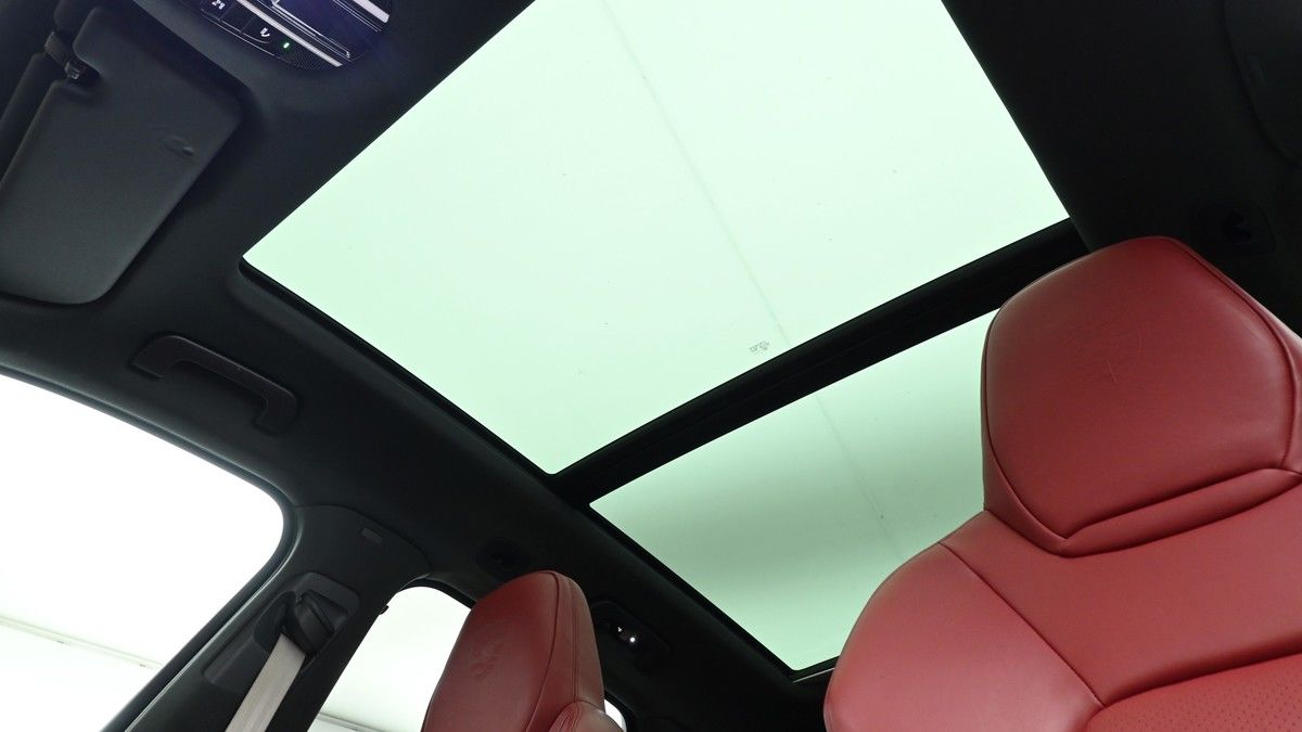 Porsche Cayenne Image 2