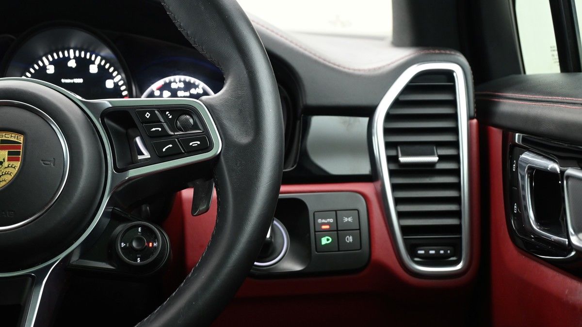 Porsche Cayenne Image 16