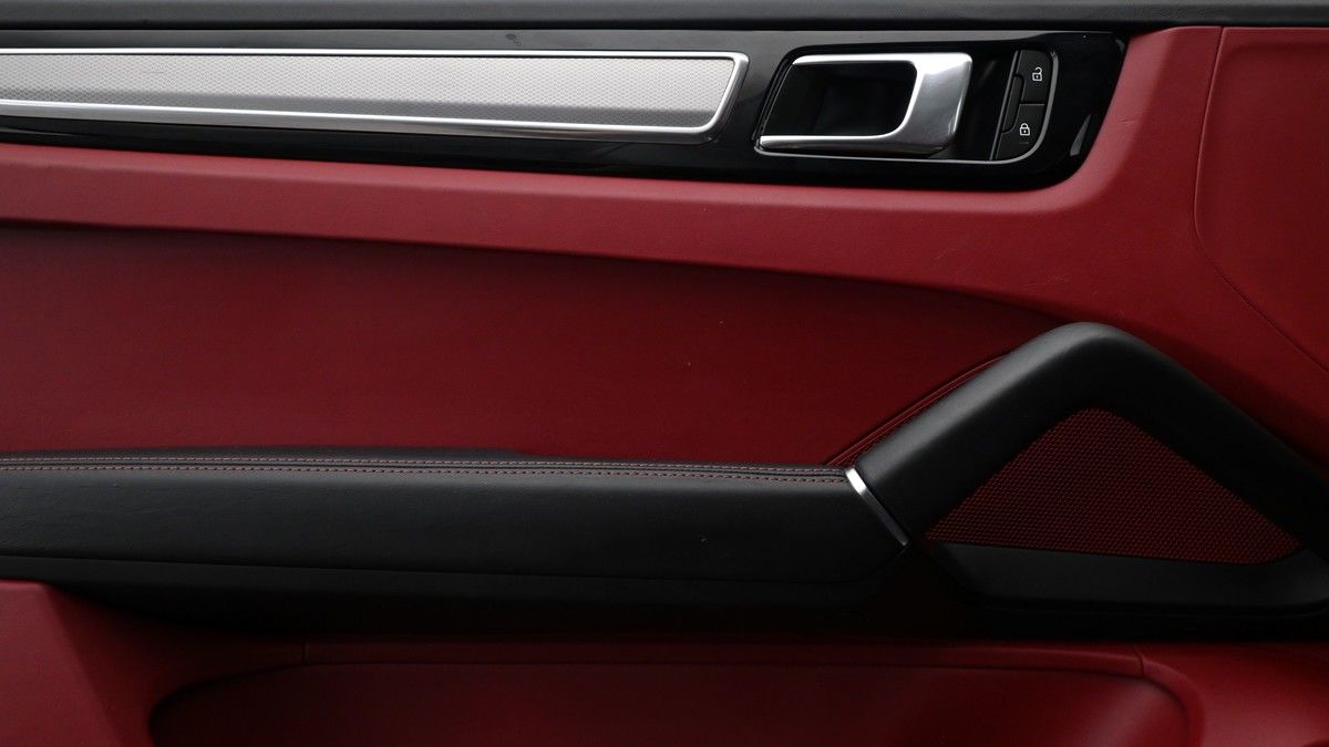 Porsche Cayenne Image 13