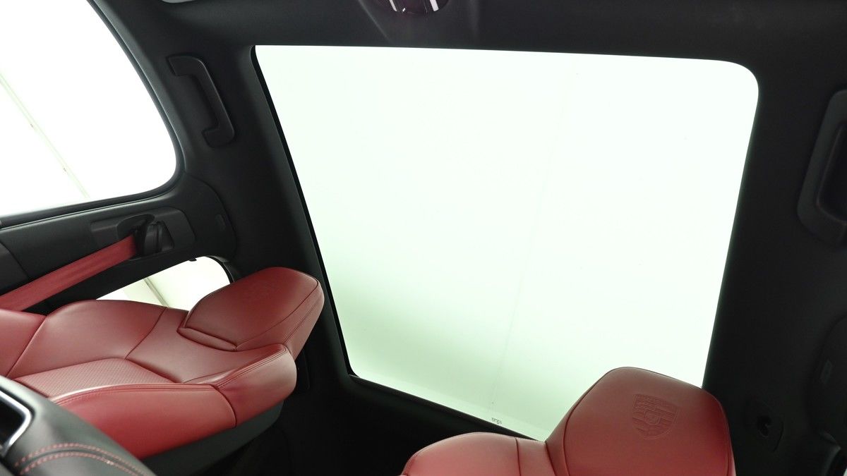 Porsche Cayenne Image 2
