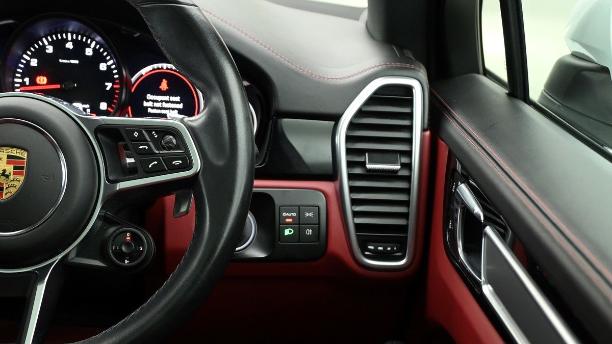 Porsche Cayenne Image 16