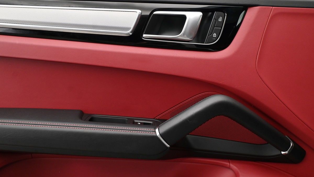 Porsche Cayenne Image 13