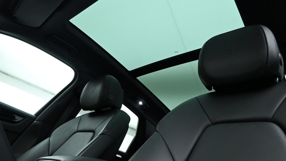 Porsche Cayenne Image 2