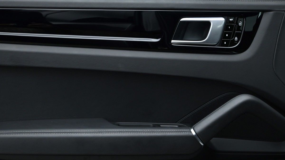 Porsche Cayenne Image 13