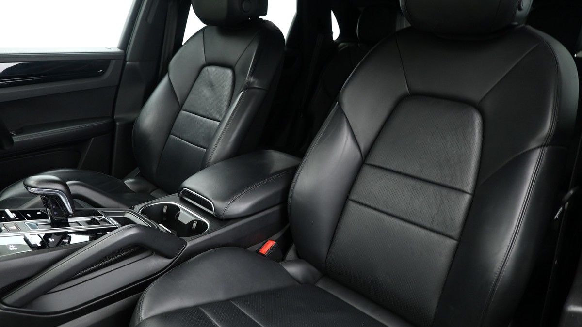 Porsche Cayenne Image 7