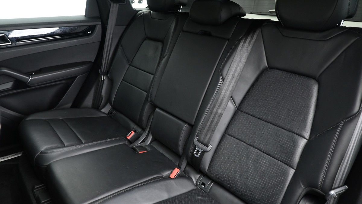 Porsche Cayenne Image 9