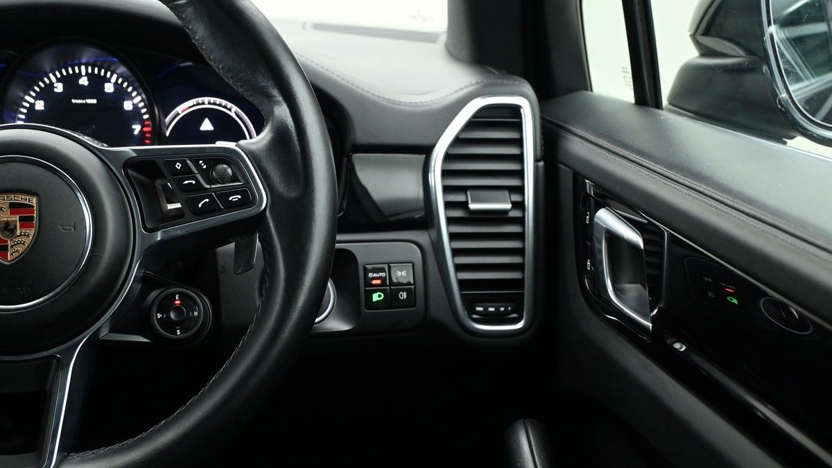 Porsche Cayenne Image 31