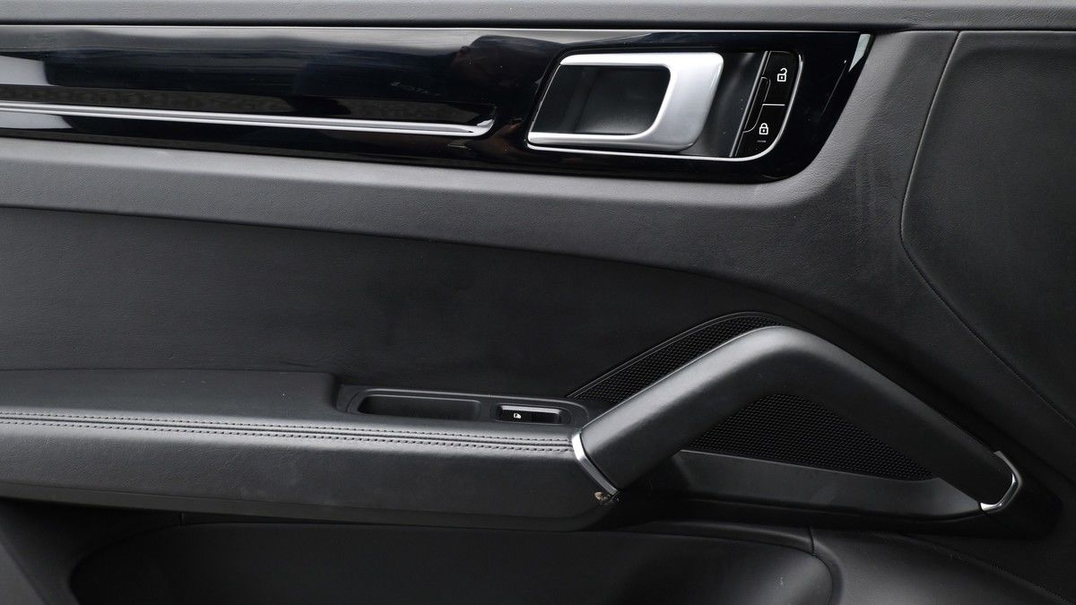 Porsche Cayenne Image 25