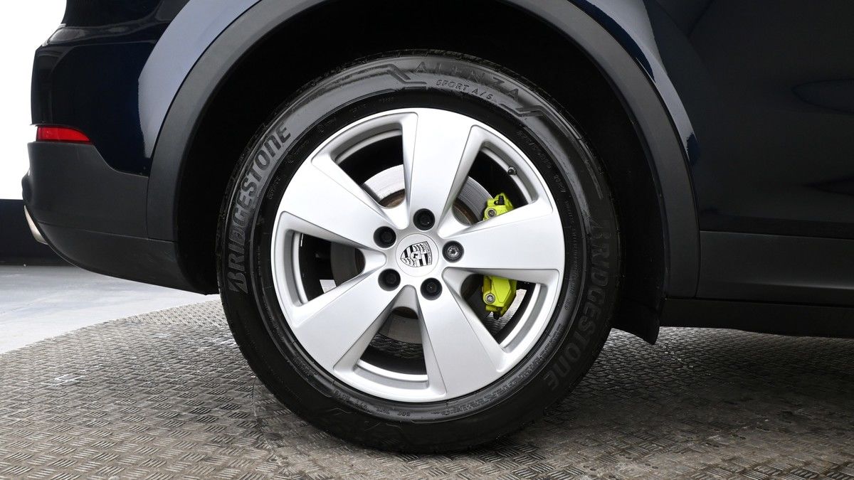 Porsche Cayenne Image 17
