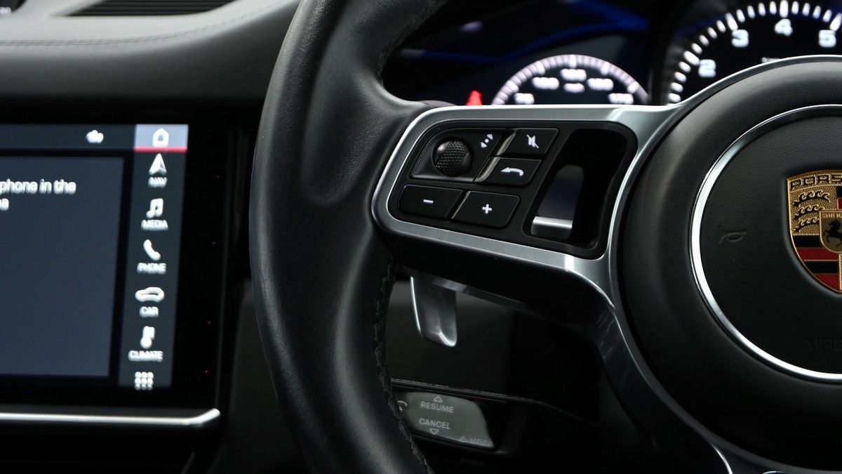 Porsche Cayenne Image 30