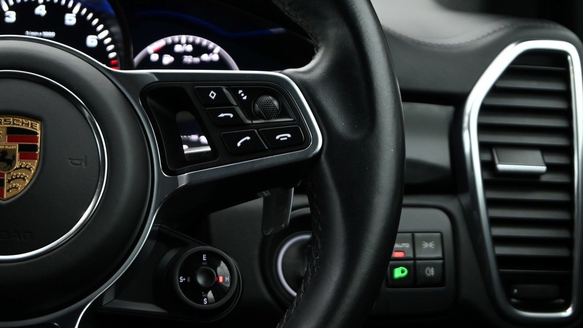 Porsche Cayenne Image 32