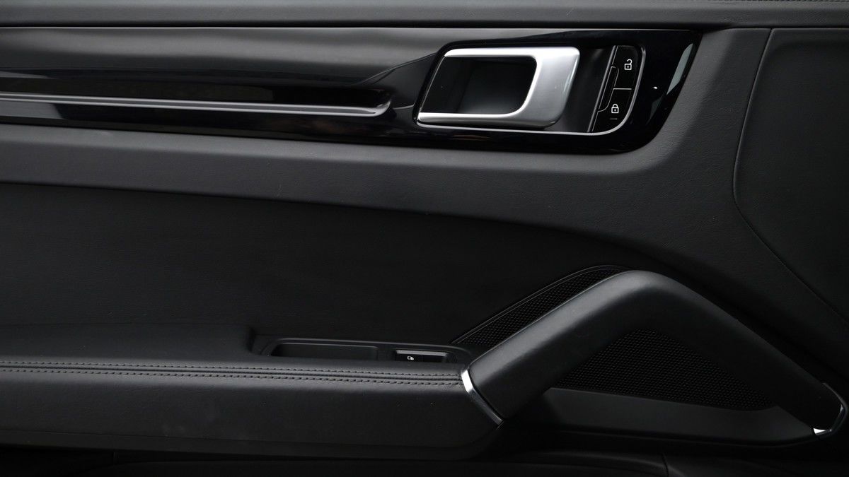 Porsche Cayenne Image 26