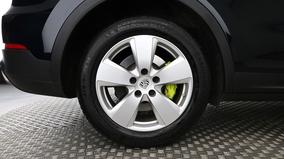 Porsche Cayenne Image 18