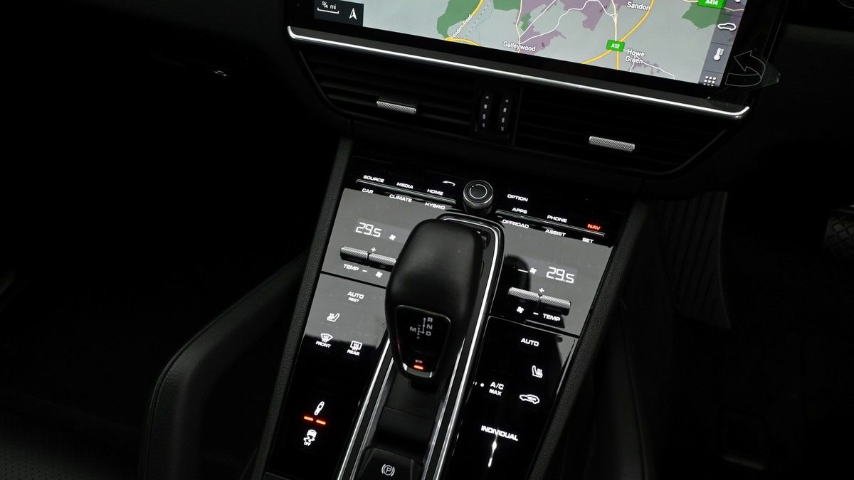Porsche Cayenne Image 12