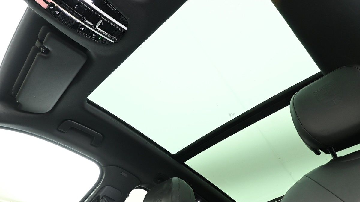 Porsche Cayenne Image 2