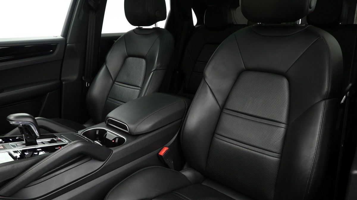 Porsche Cayenne Image 4
