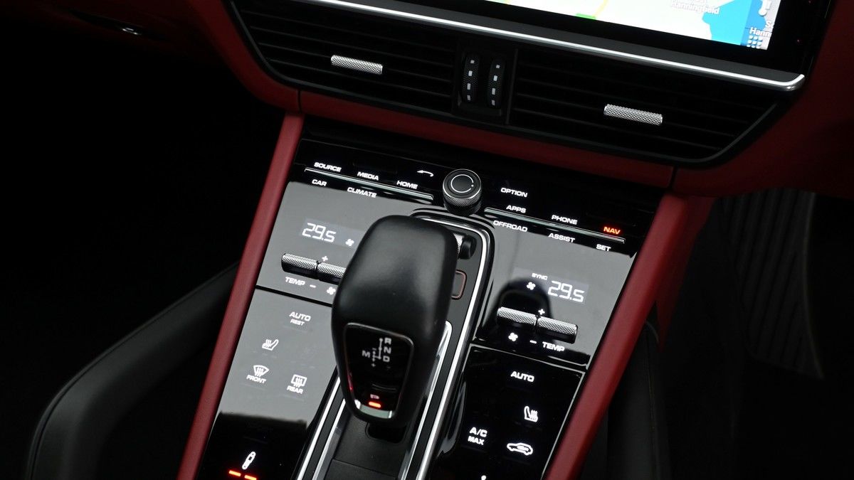 Porsche Cayenne Image 12