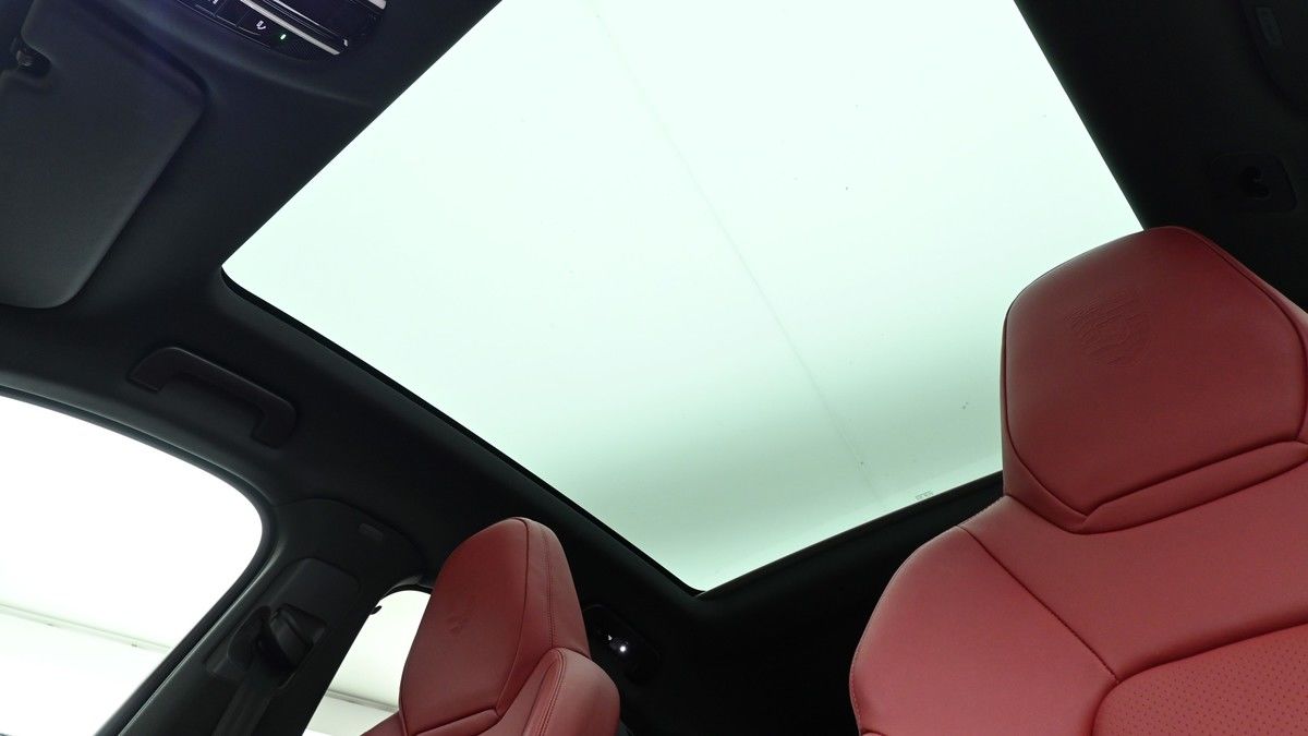 Porsche Cayenne Image 2