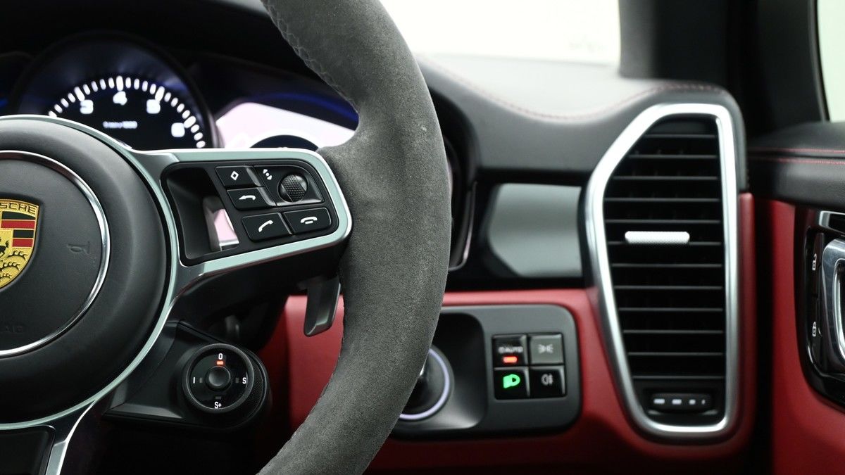 Porsche Cayenne Image 16