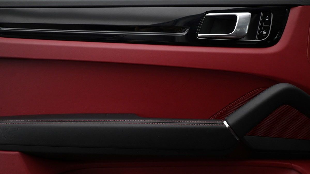 Porsche Cayenne Image 13