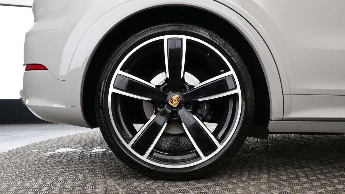 Porsche Cayenne Image 9