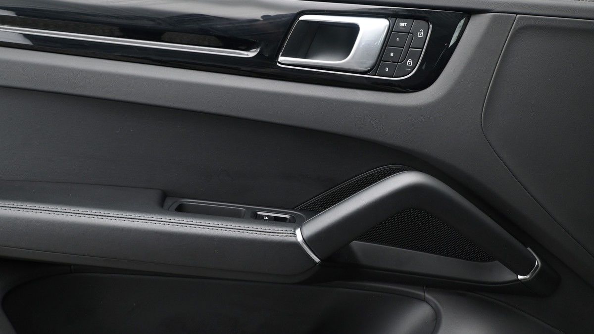 Porsche Cayenne Image 12