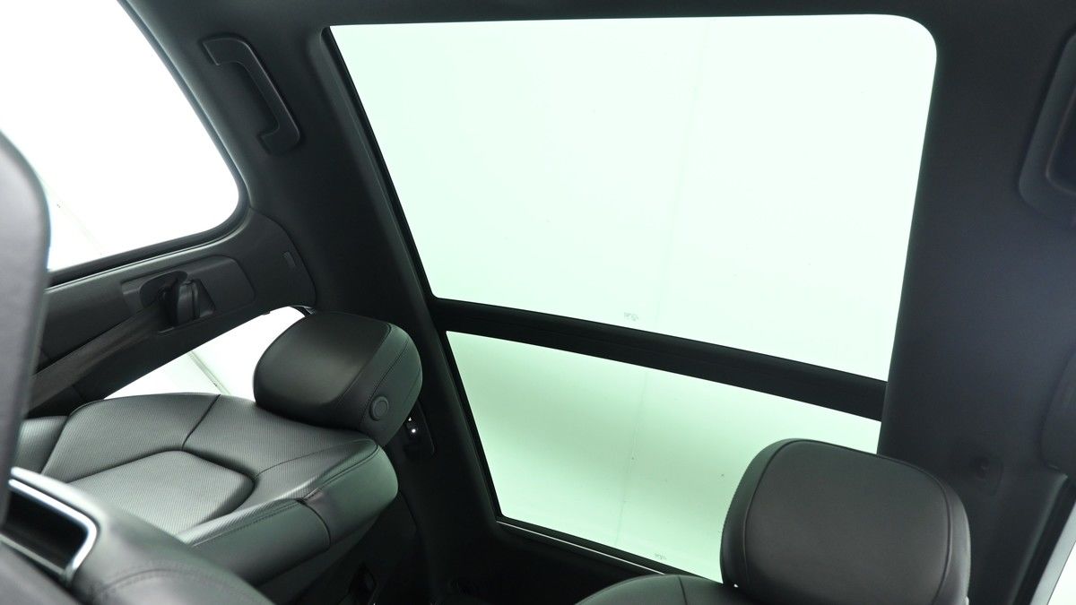 Porsche Cayenne Image 2
