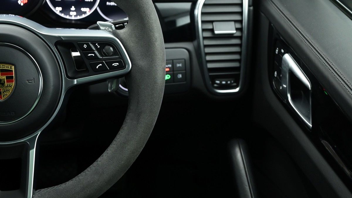 Porsche Cayenne Image 16