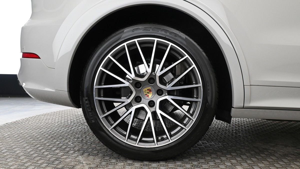 Porsche Cayenne Image 9