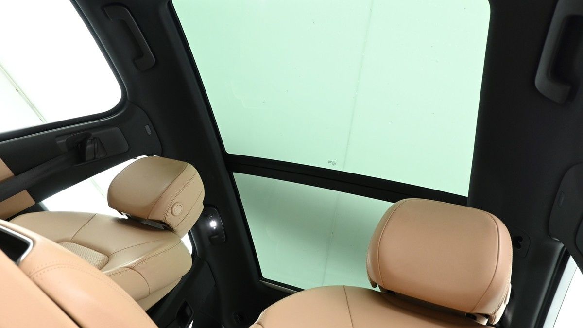 Porsche Cayenne Image 2