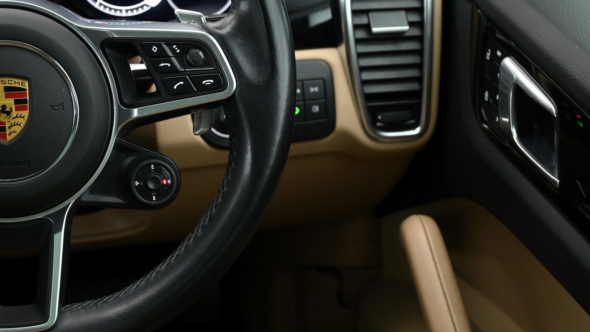 Porsche Cayenne Image 16