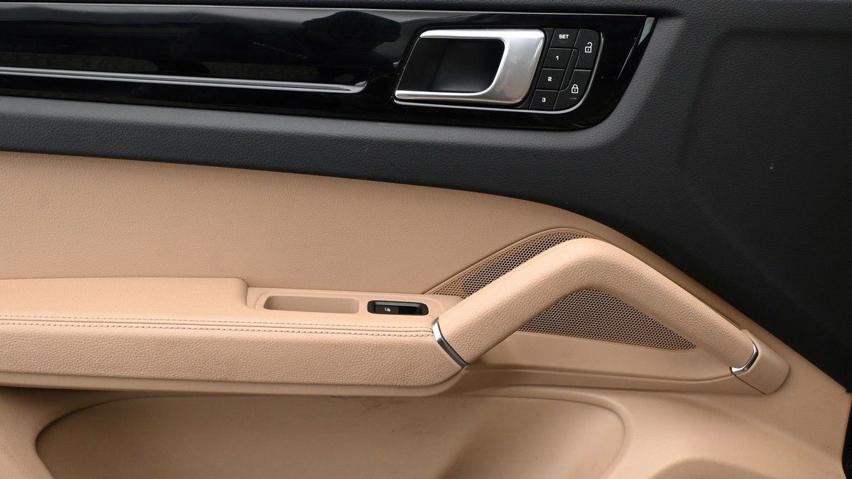 Porsche Cayenne Image 13
