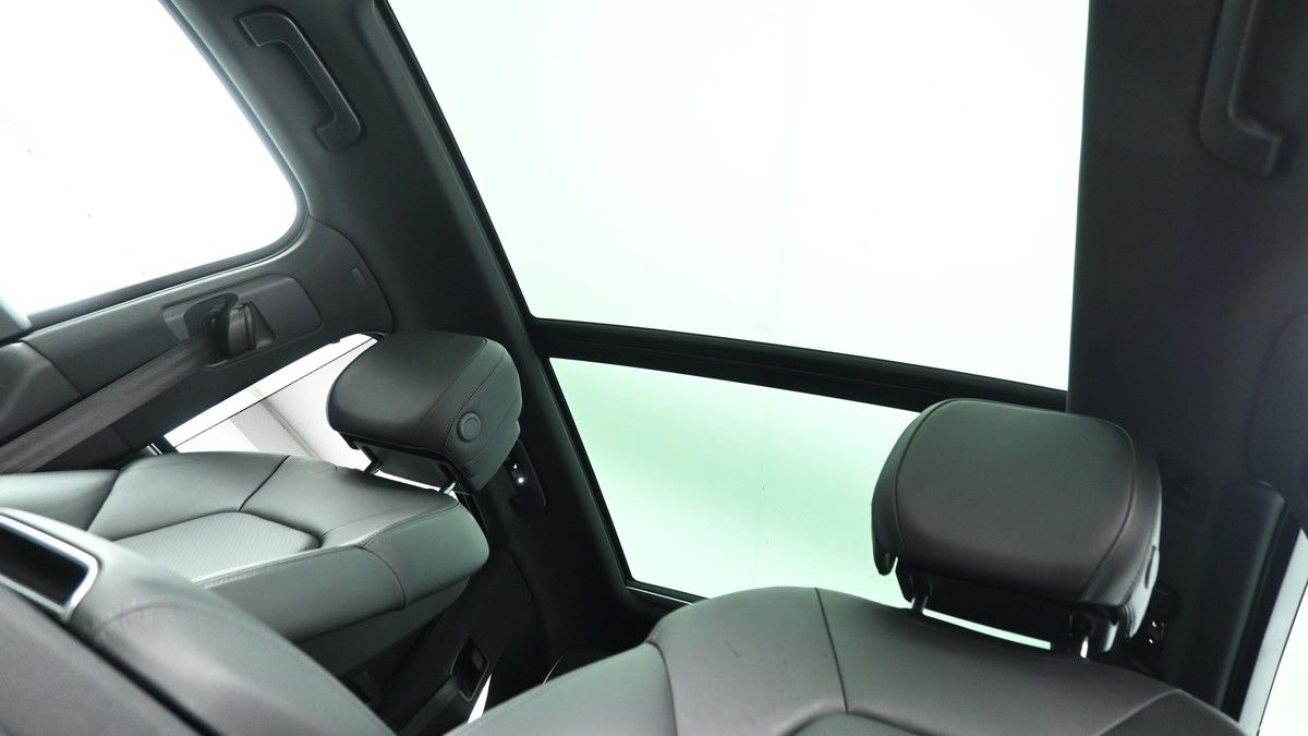 Porsche Cayenne Image 2