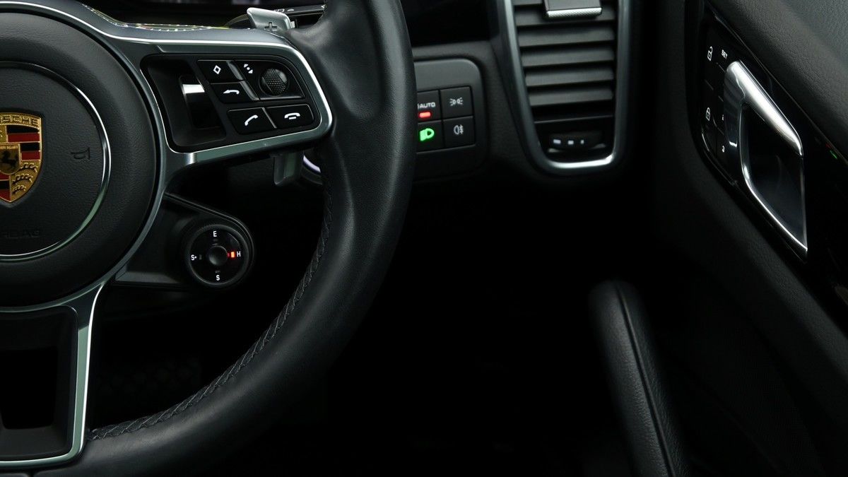 Porsche Cayenne Image 16