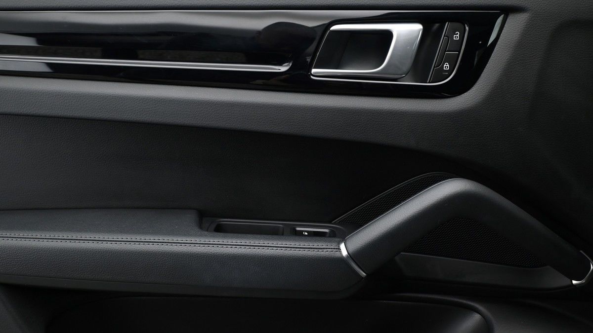 Porsche Cayenne Image 13