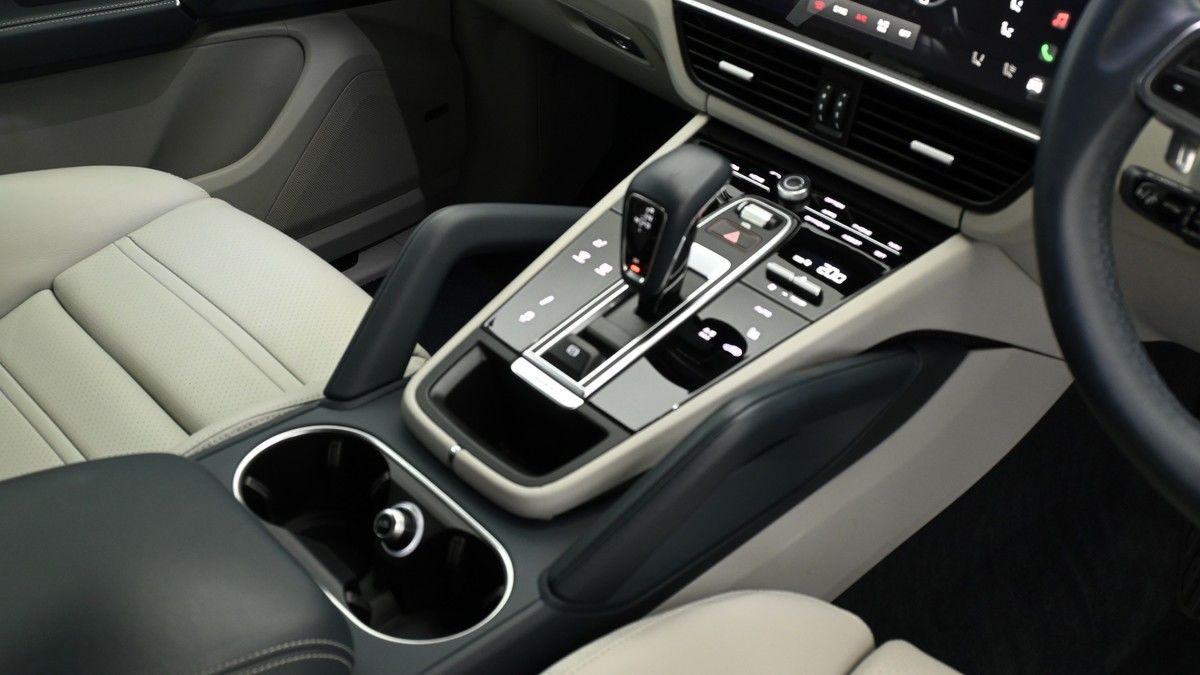 Porsche Cayenne Image 2