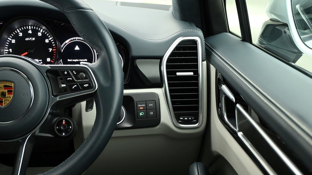 Porsche Cayenne Image 16