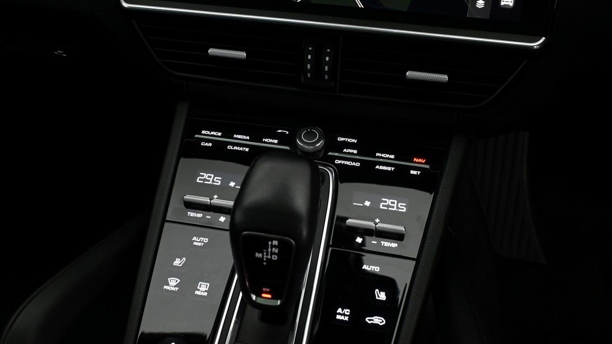 Porsche Cayenne Image 12