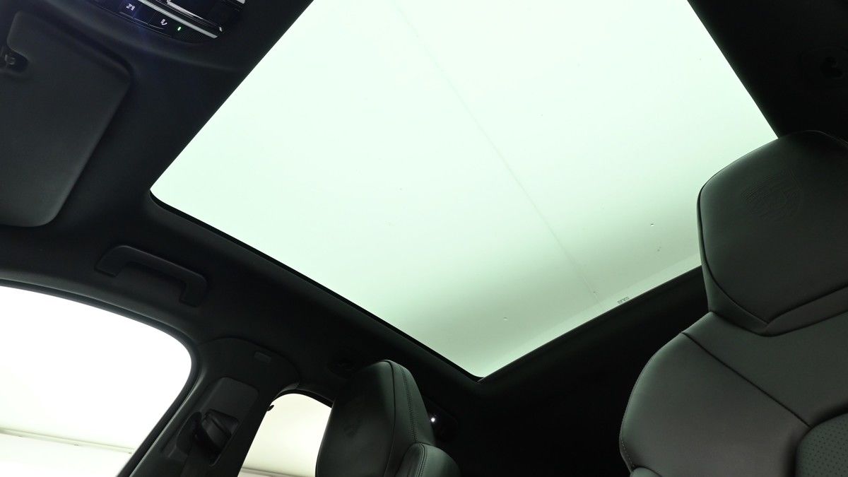 Porsche Cayenne Image 2