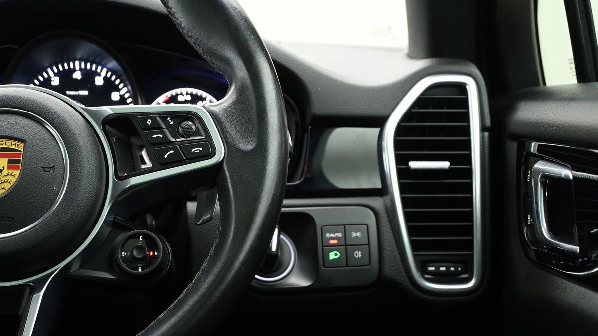 Porsche Cayenne Image 16