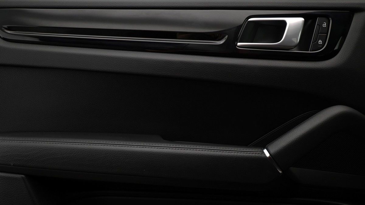 Porsche Cayenne Image 13