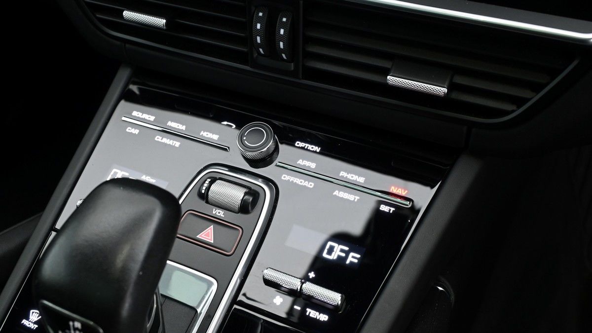 Porsche Cayenne Image 12