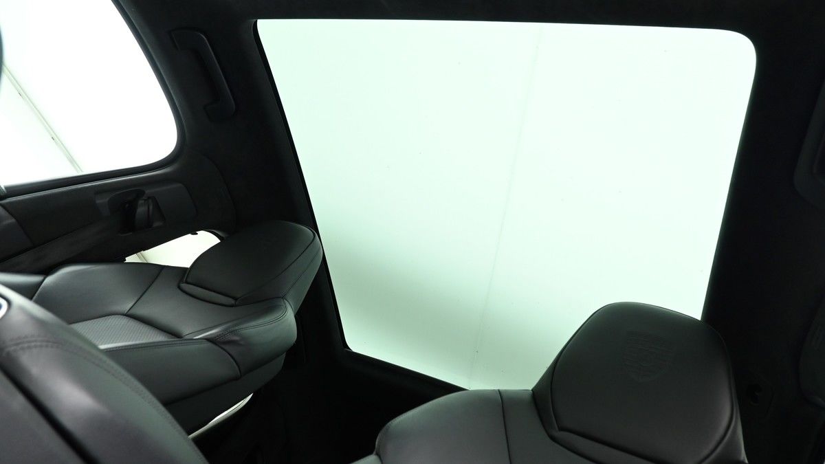 Porsche Cayenne Image 2