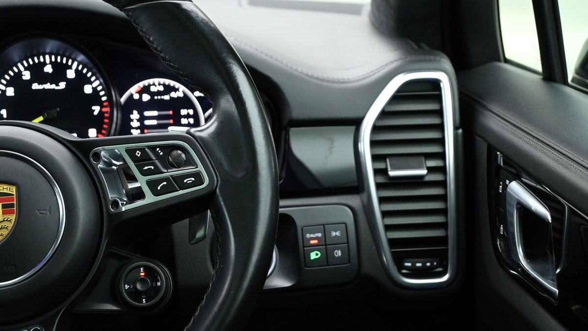 Porsche Cayenne Image 16