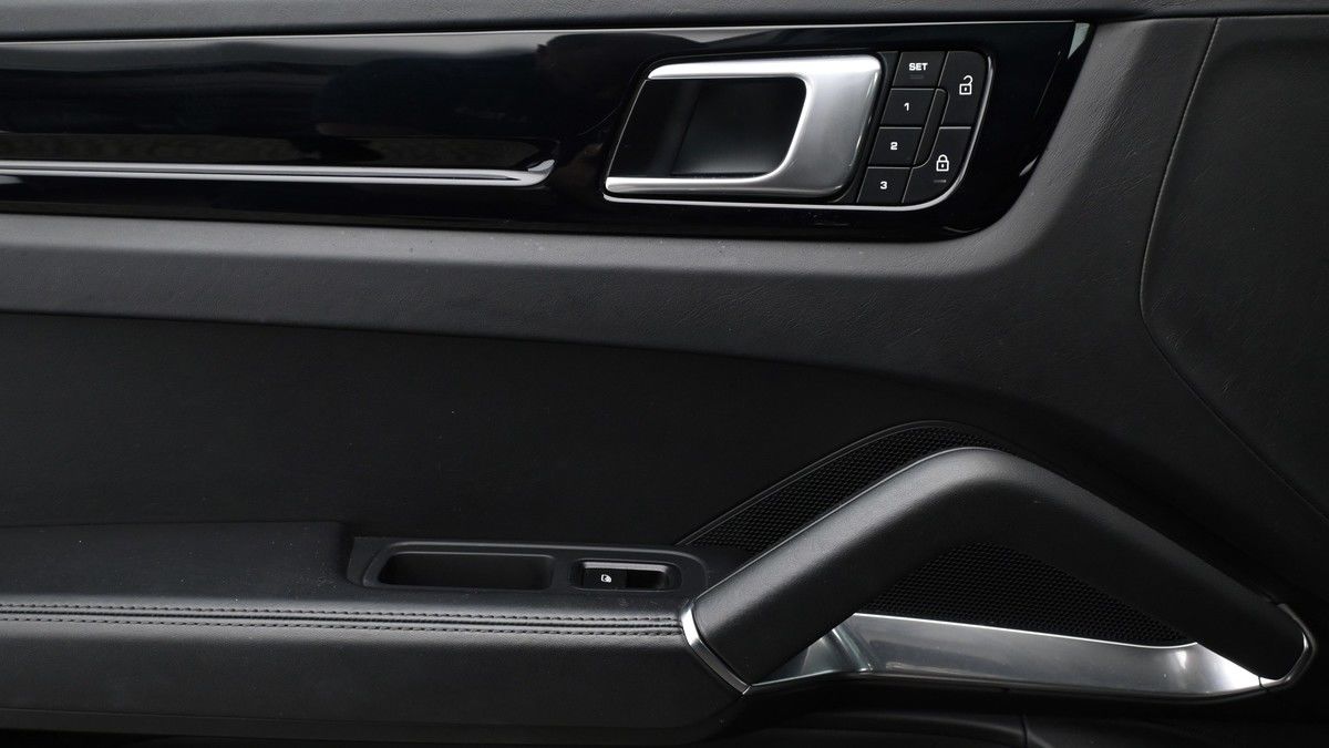 Porsche Cayenne Image 13