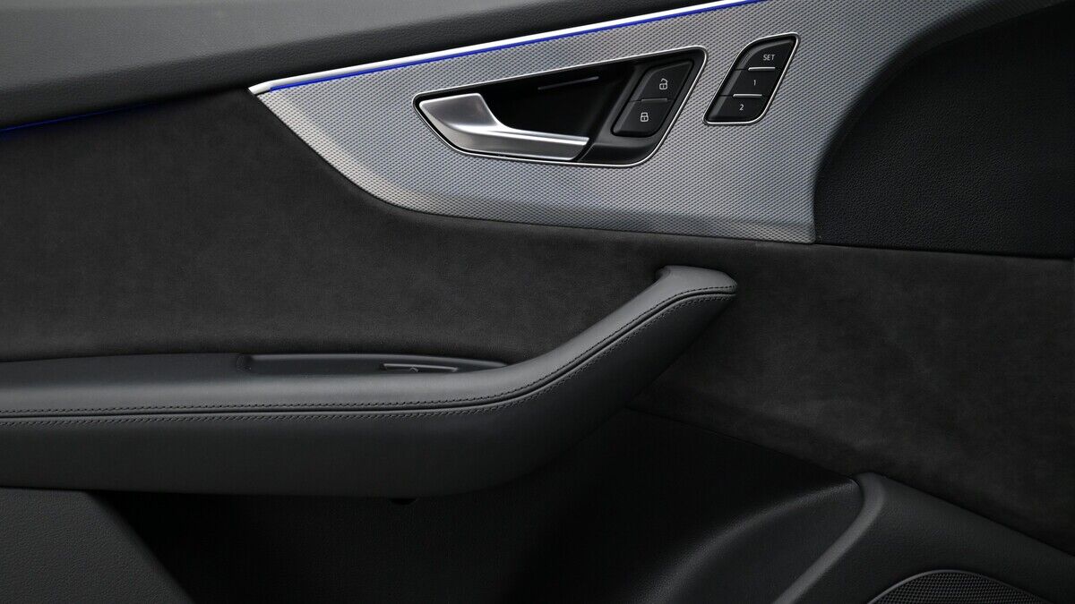 More views of Audi RSQ8