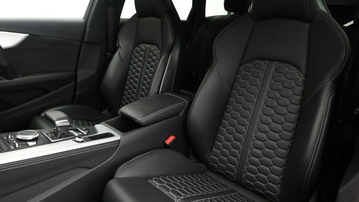 Audi RS4 Avant Image