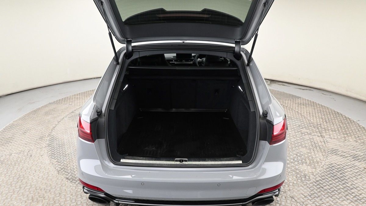 Audi RS4 Avant Image 10