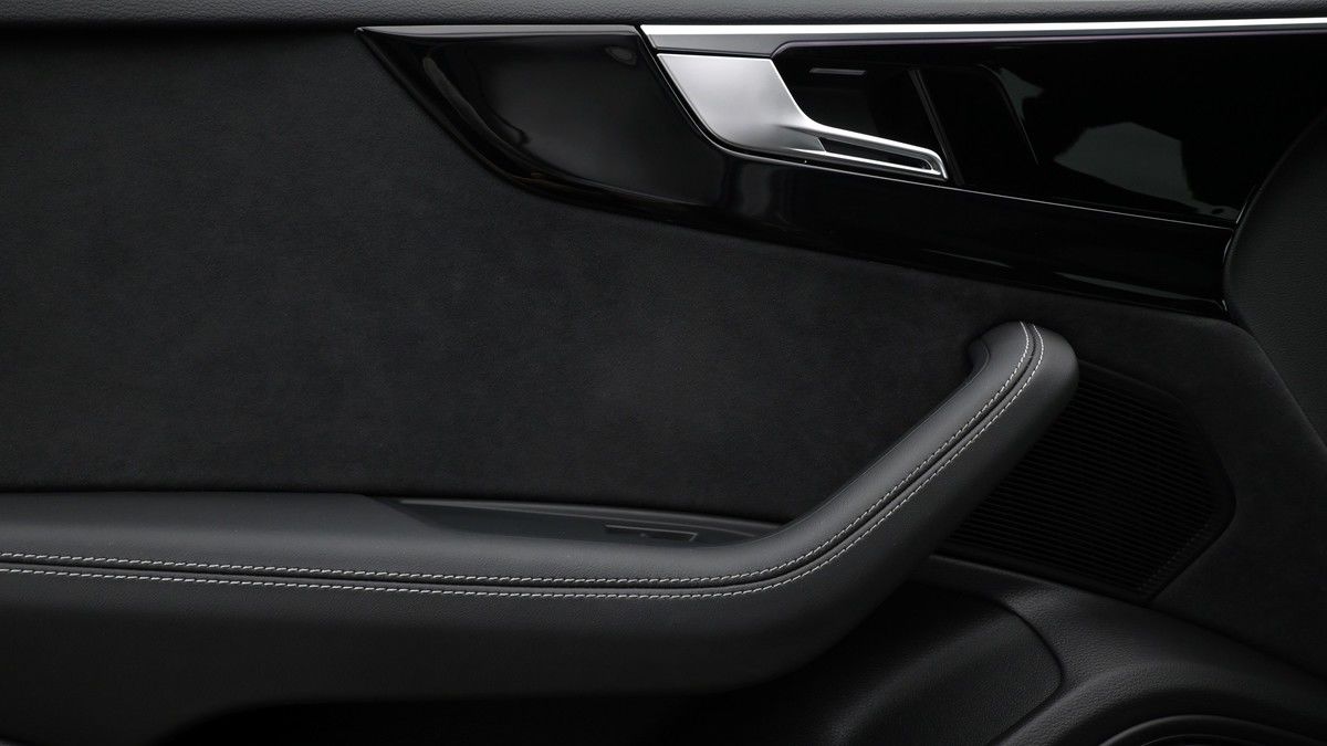 Audi RS4 Avant Image 13