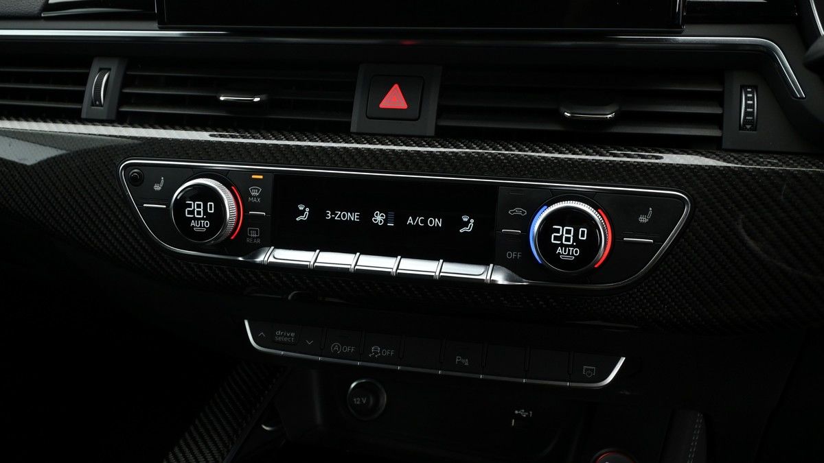 Audi RS4 Avant Image 11